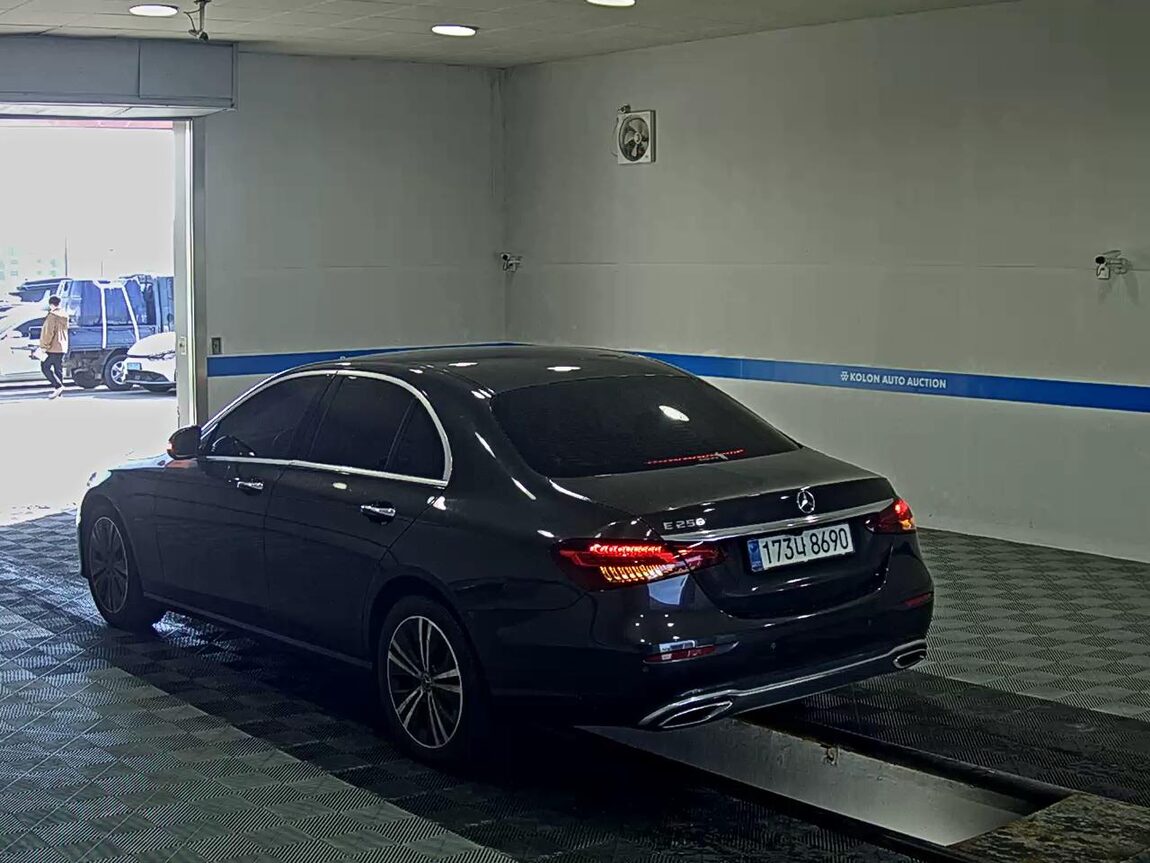MERCEDES-BENZ E-CLASS (5TH GEN) E250 AVANTGARDE 2021 - zdjęcie 6