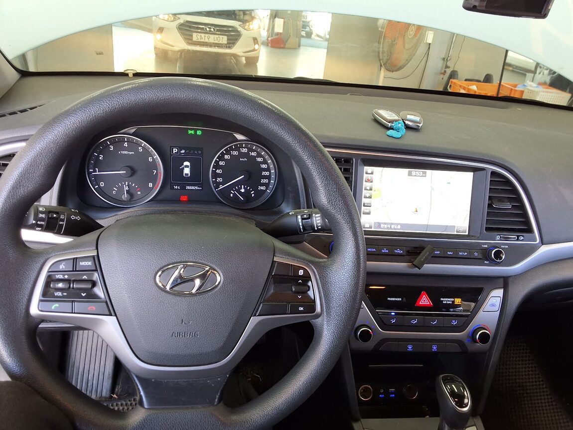 HYUNDAI AVANTE AD 1.6 GDi VALUE PLUS 2018 - zdjęcie 17