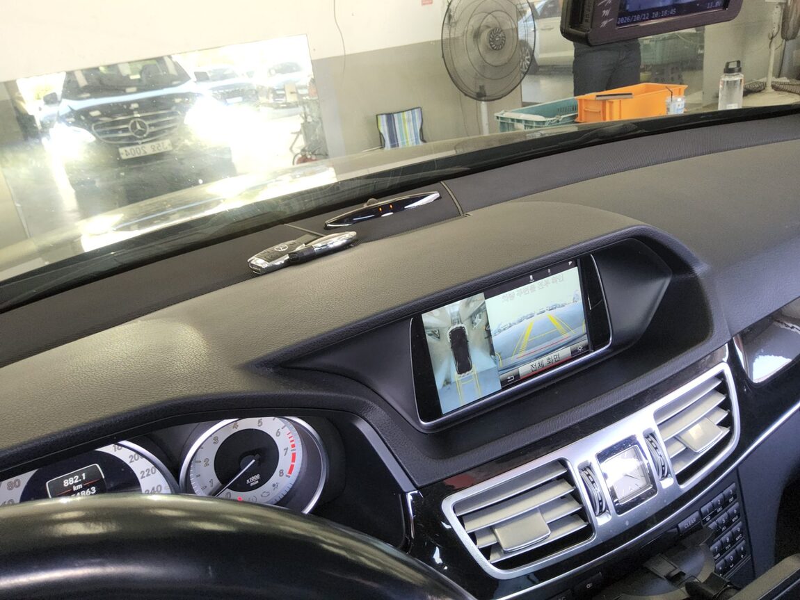 MERCEDES-BENZ E-CLASS (4TH GEN) E300 4MATIC AVANTGARDE 2015 - zdjęcie 17