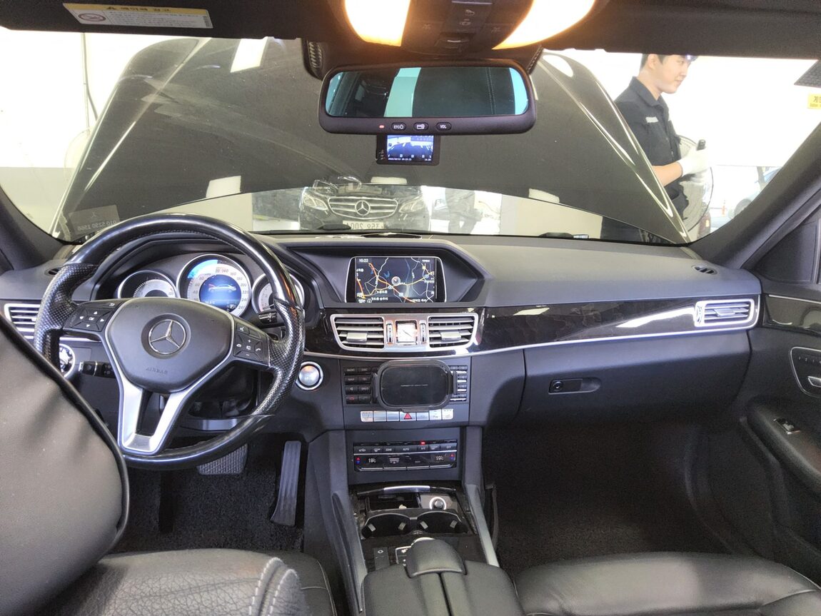 MERCEDES-BENZ E-CLASS (4TH GEN) E300 4MATIC AVANTGARDE 2015 - zdjęcie 11