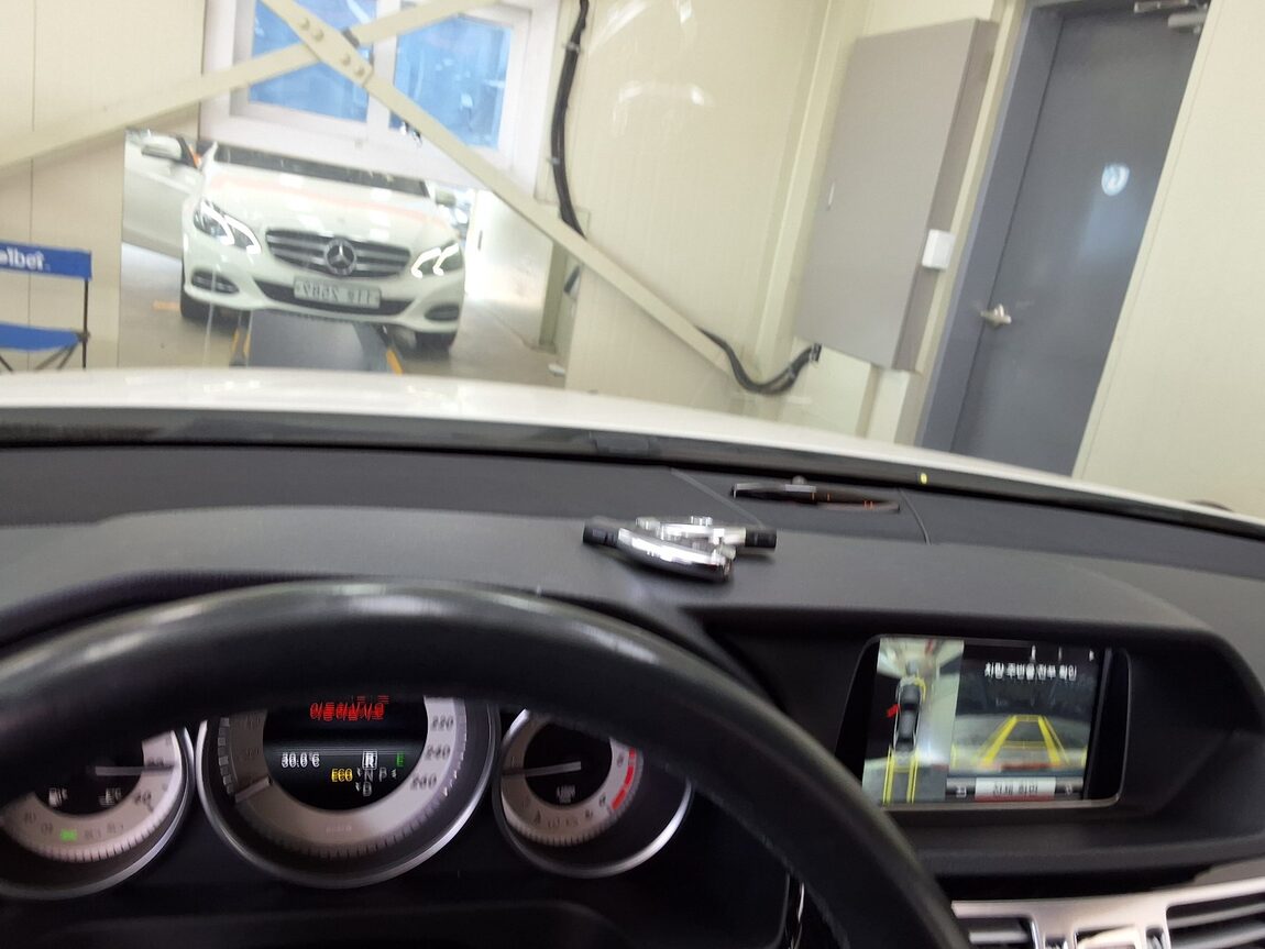 MERCEDES-BENZ E-CLASS (4TH GEN) E250 CDI BLUETEC 4MATIC AVANTGARDE 2015 - zdjęcie 25