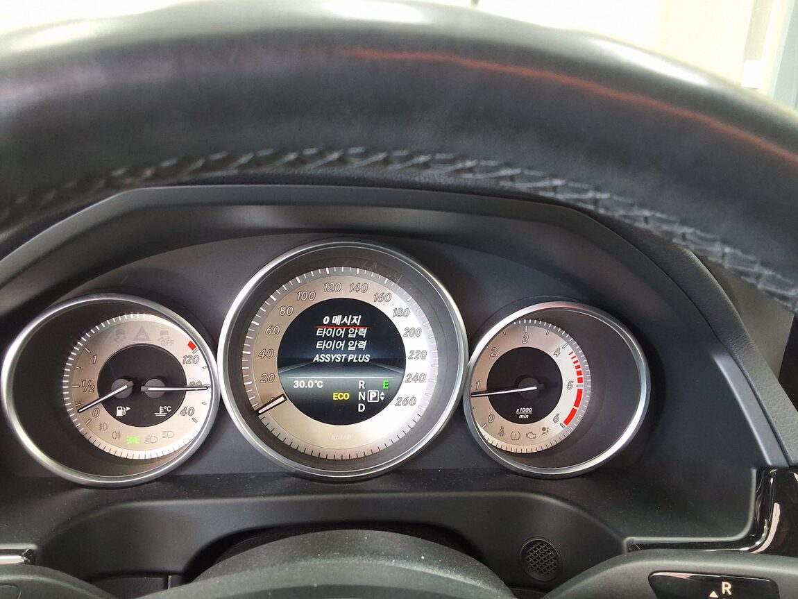 MERCEDES-BENZ E-CLASS (4TH GEN) E250 CDI BLUETEC 4MATIC AVANTGARDE 2015 - zdjęcie 26