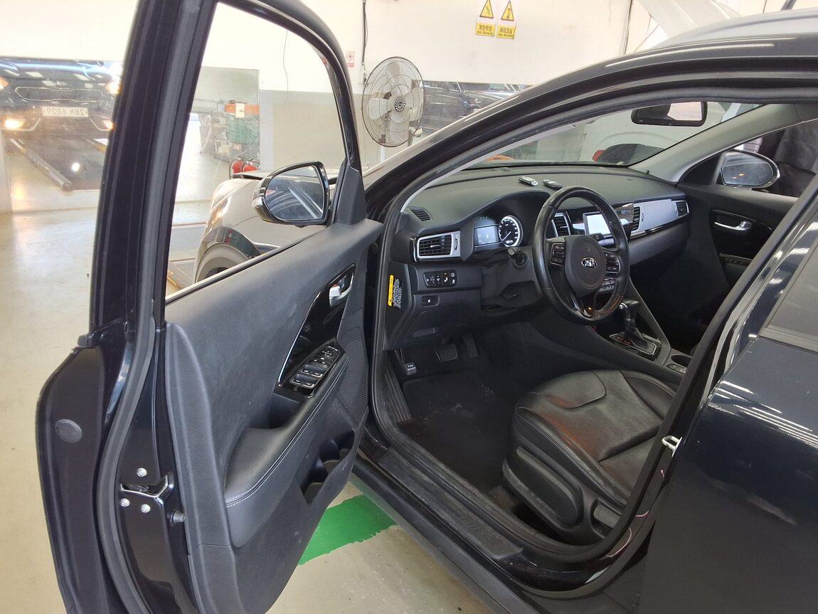 KIA NIRO 1.6 HYBRID PRESTIGE 2018 - zdjęcie 10