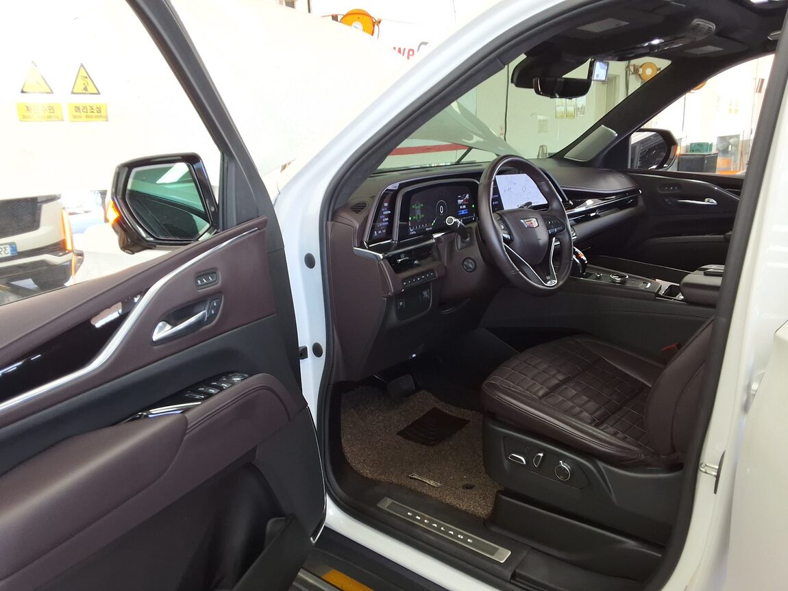 CADILLAC ESCALADE (5TH GEN) 6.2 V8 SPORT PLATINUM 2022 - zdjęcie 10