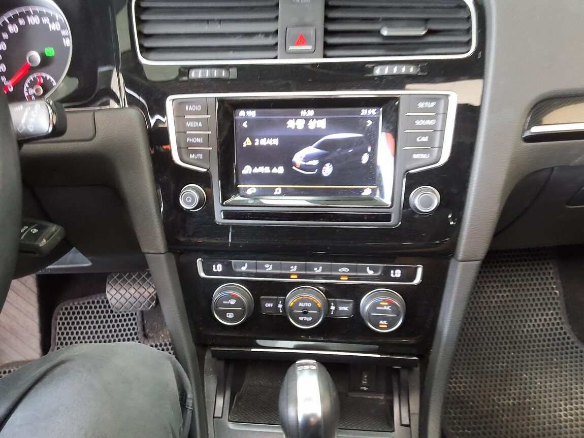 VOLKSWAGEN GOLF (7TH GEN) 2.0 TDI 2013 - zdjęcie 24