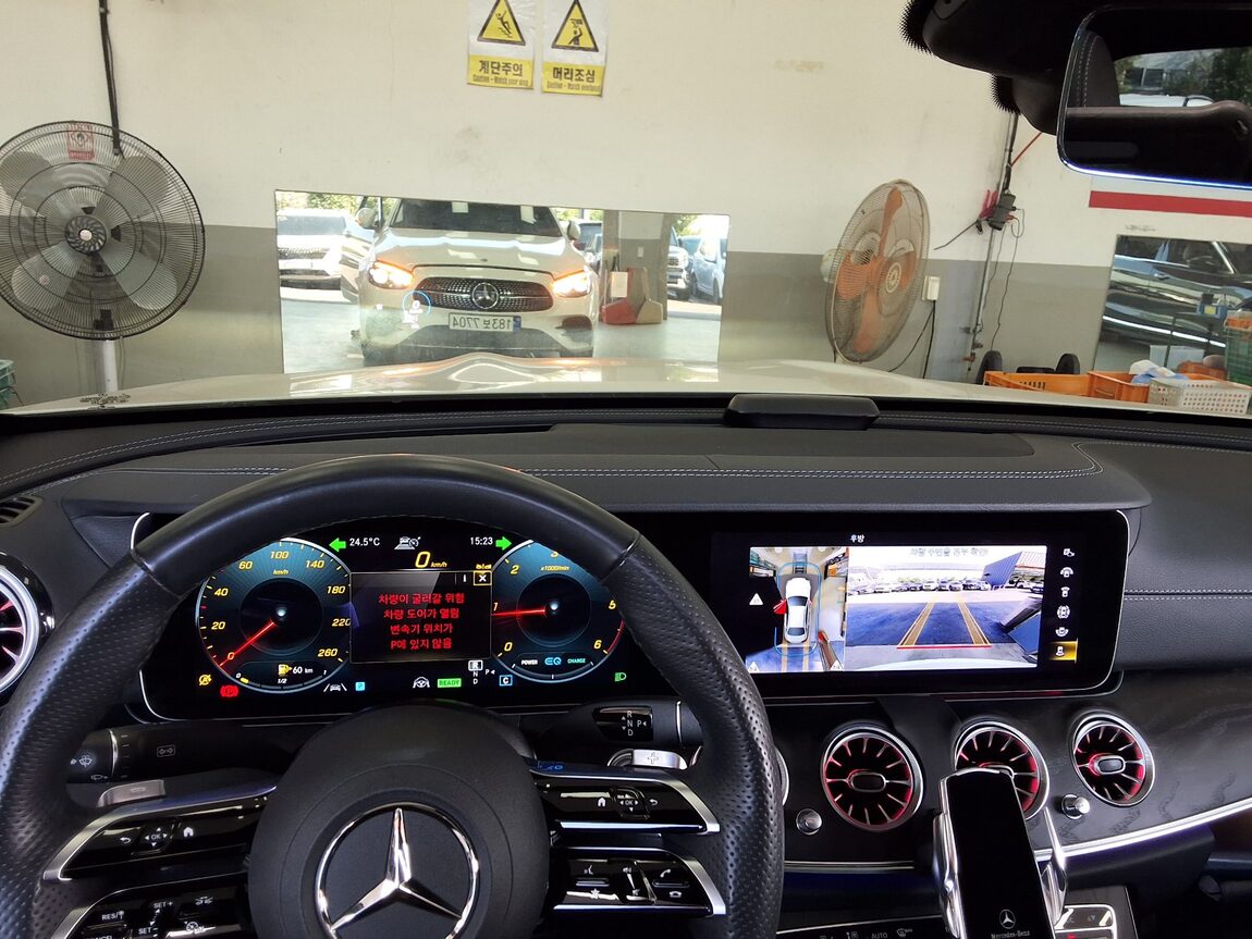 MERCEDES-BENZ E-CLASS (5TH GEN) E220d 4MATIC AMG LINE 2023 - zdjęcie 17