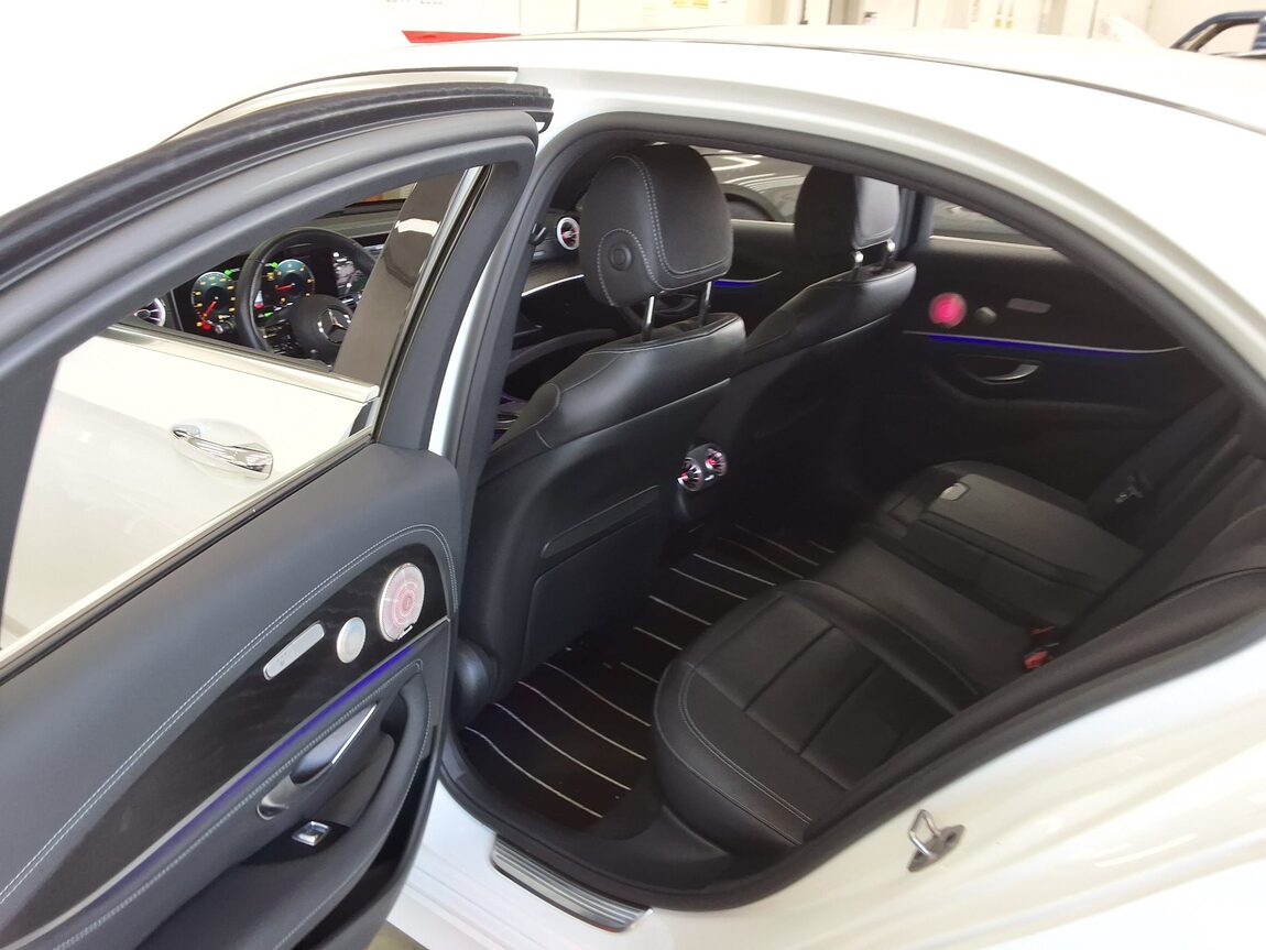 MERCEDES-BENZ E-CLASS (5TH GEN) E220d 4MATIC AMG LINE 2023 - zdjęcie 12