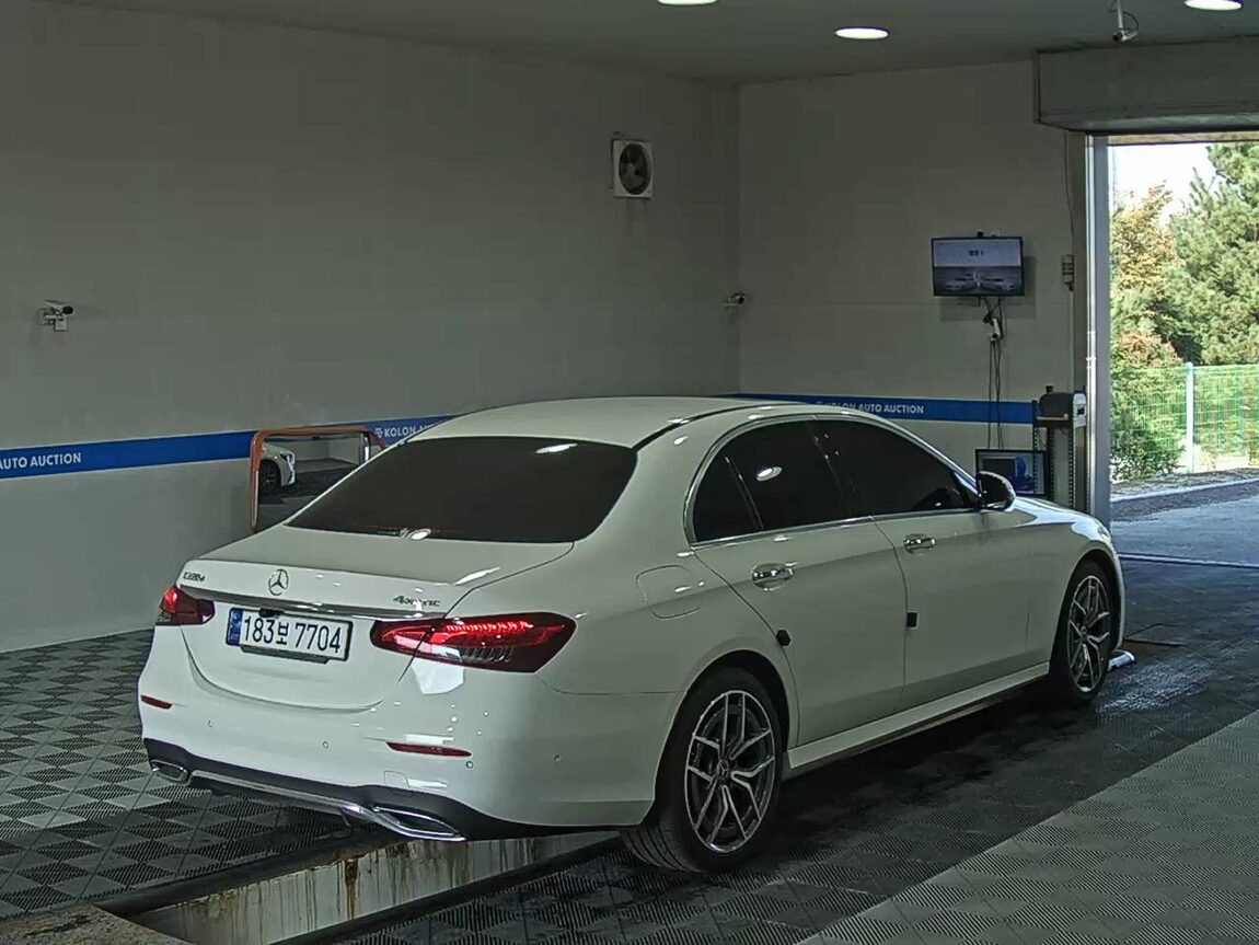 MERCEDES-BENZ E-CLASS (5TH GEN) E220d 4MATIC AMG LINE 2023 - zdjęcie 5
