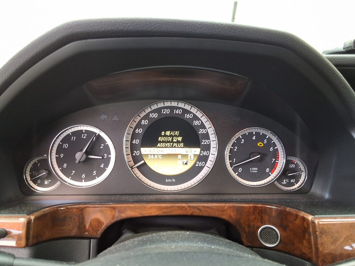 MERCEDES-BENZ E-CLASS (4TH GEN) E300 ELEGANCE 2012 - zdjęcie 26
