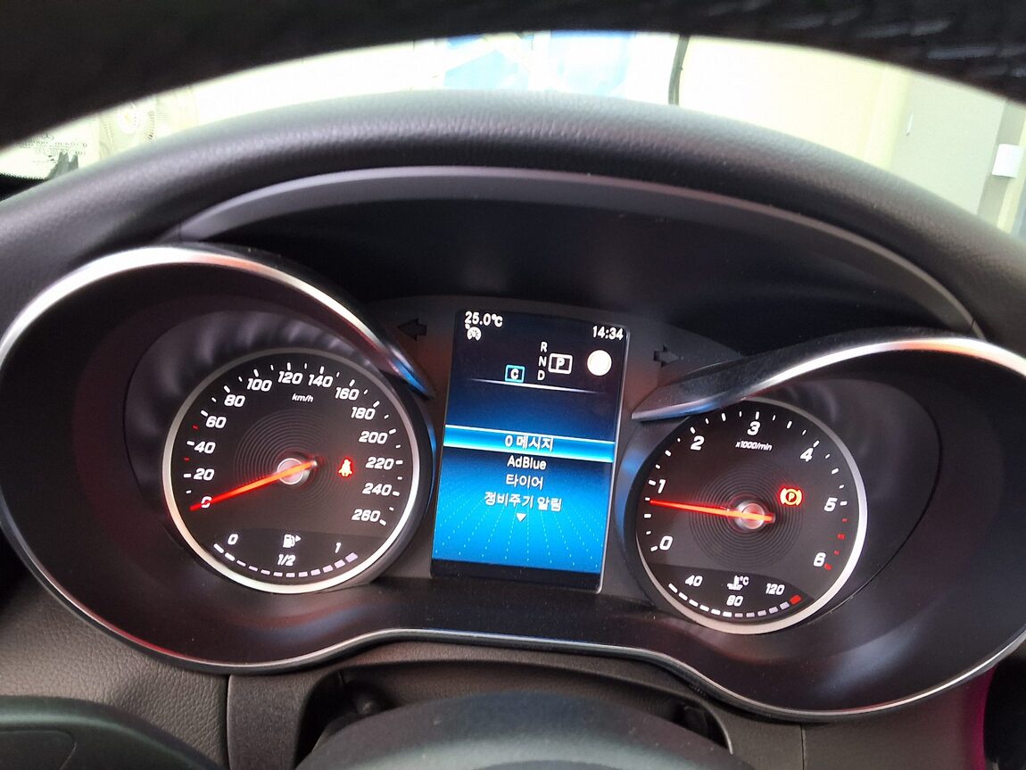MERCEDES-BENZ C-CLASS (4TH GEN) C220 d 4MATIC AVANTGARDE 2020 - zdjęcie 23