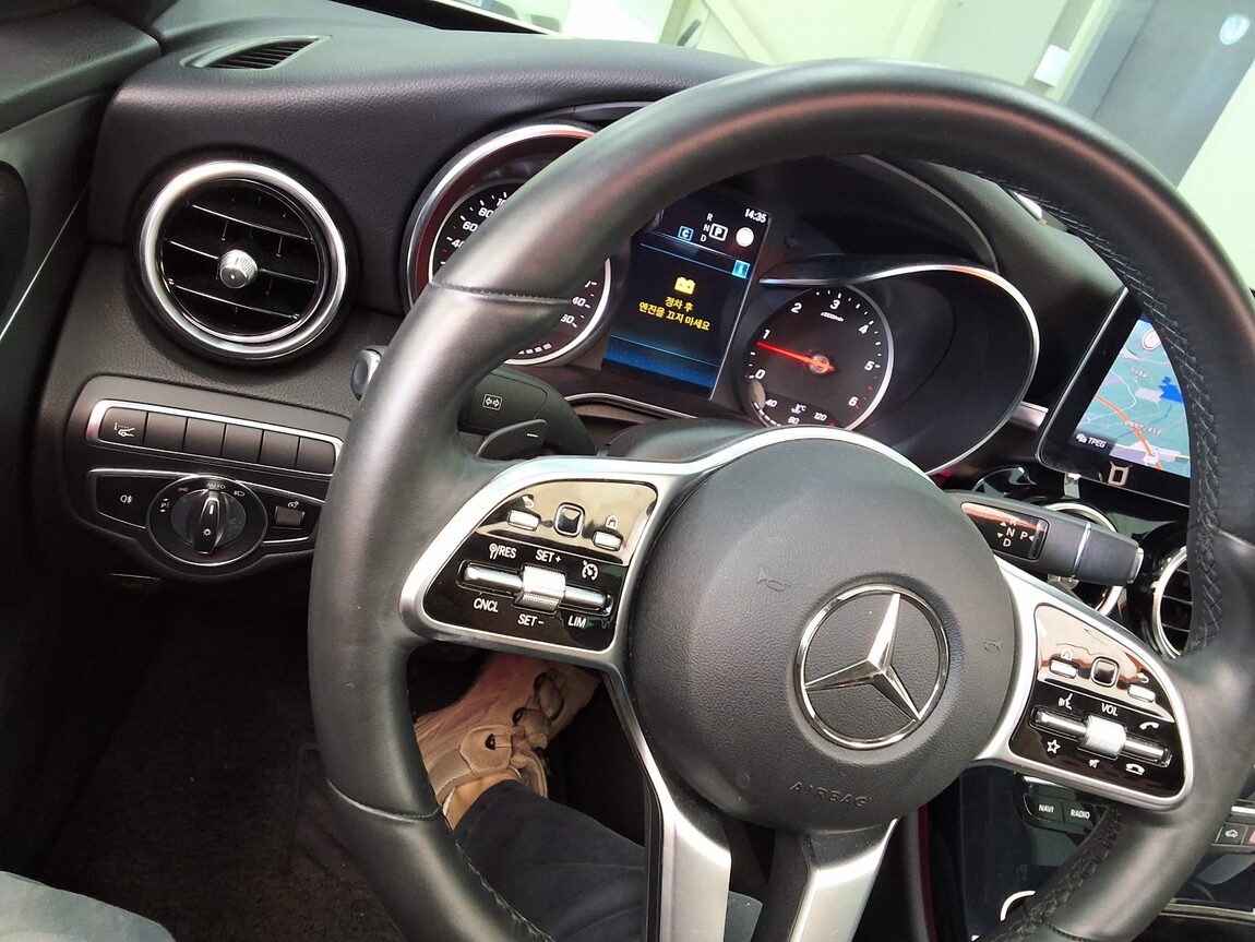 MERCEDES-BENZ C-CLASS (4TH GEN) C220 d 4MATIC AVANTGARDE 2020 - zdjęcie 24