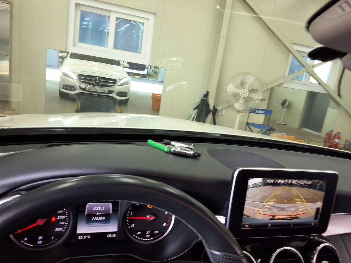 MERCEDES-BENZ C-CLASS (4TH GEN) C220 CDI BLUETEC AVANTGARDE 2015 - zdjęcie 25