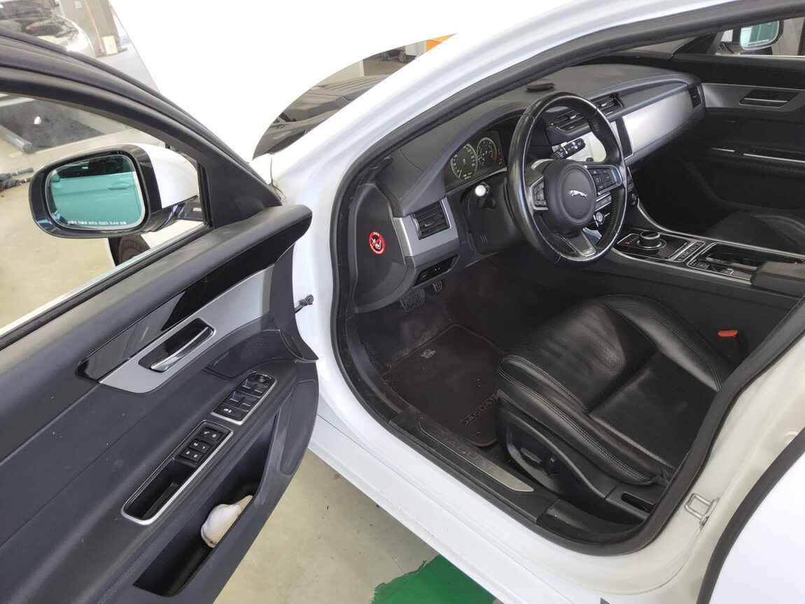 JAGUAR XF (2ND GEN) 2.0 20D AWD PRESTIGE 2018 - zdjęcie 10