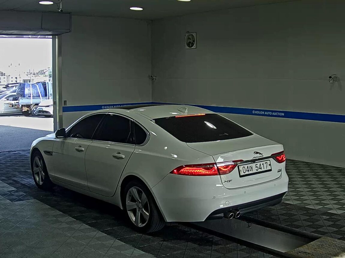 JAGUAR XF (2ND GEN) 2.0 20D AWD PRESTIGE 2018 - zdjęcie 6