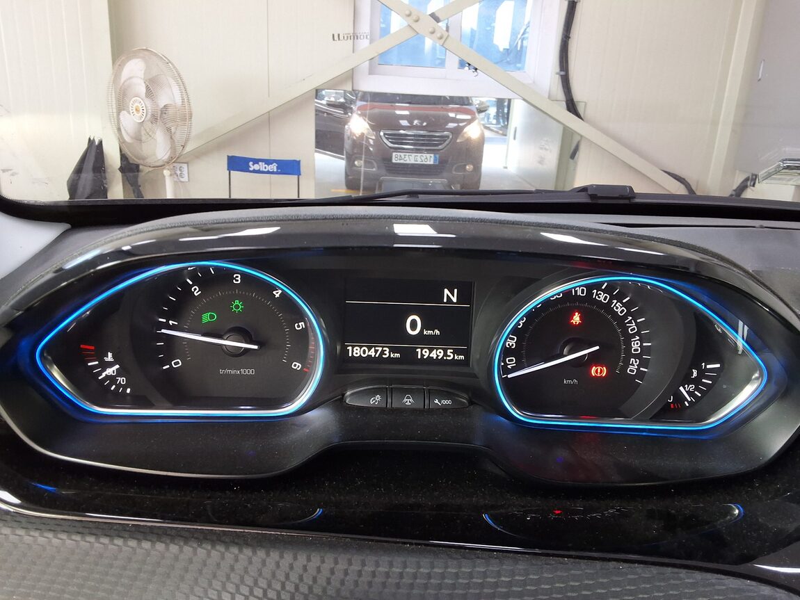 PEUGEOT 2008 1.6 e-HDi FELINE L 2016 - zdjęcie 10