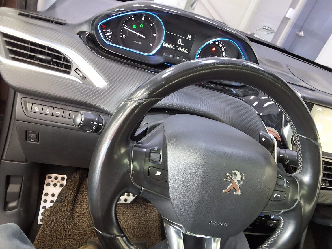 PEUGEOT 2008 1.6 e-HDi FELINE L 2016 - zdjęcie 23