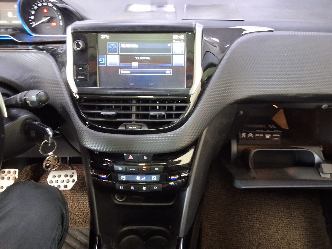 PEUGEOT 2008 1.6 e-HDi FELINE L 2016 - zdjęcie 24