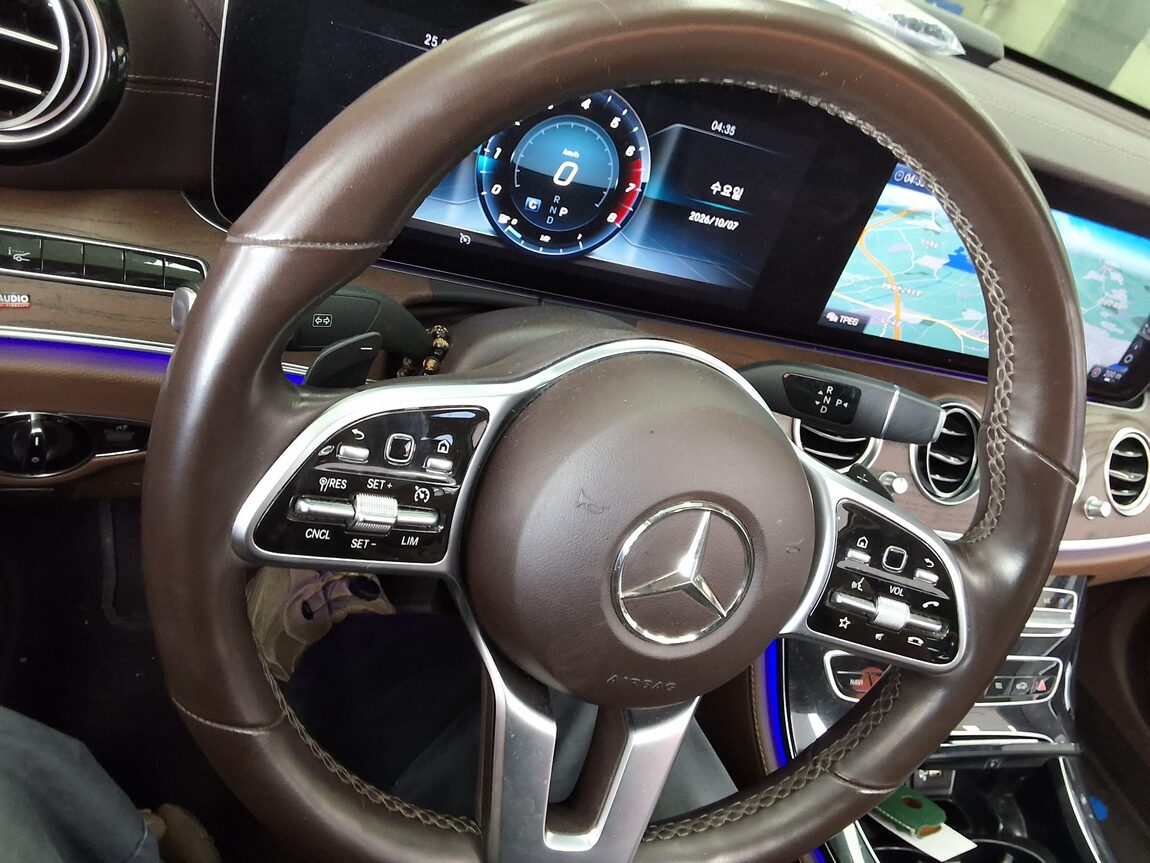 MERCEDES-BENZ E-CLASS (5TH GEN) E300 4MATIC AVANTGARDE 2019 - zdjęcie 23