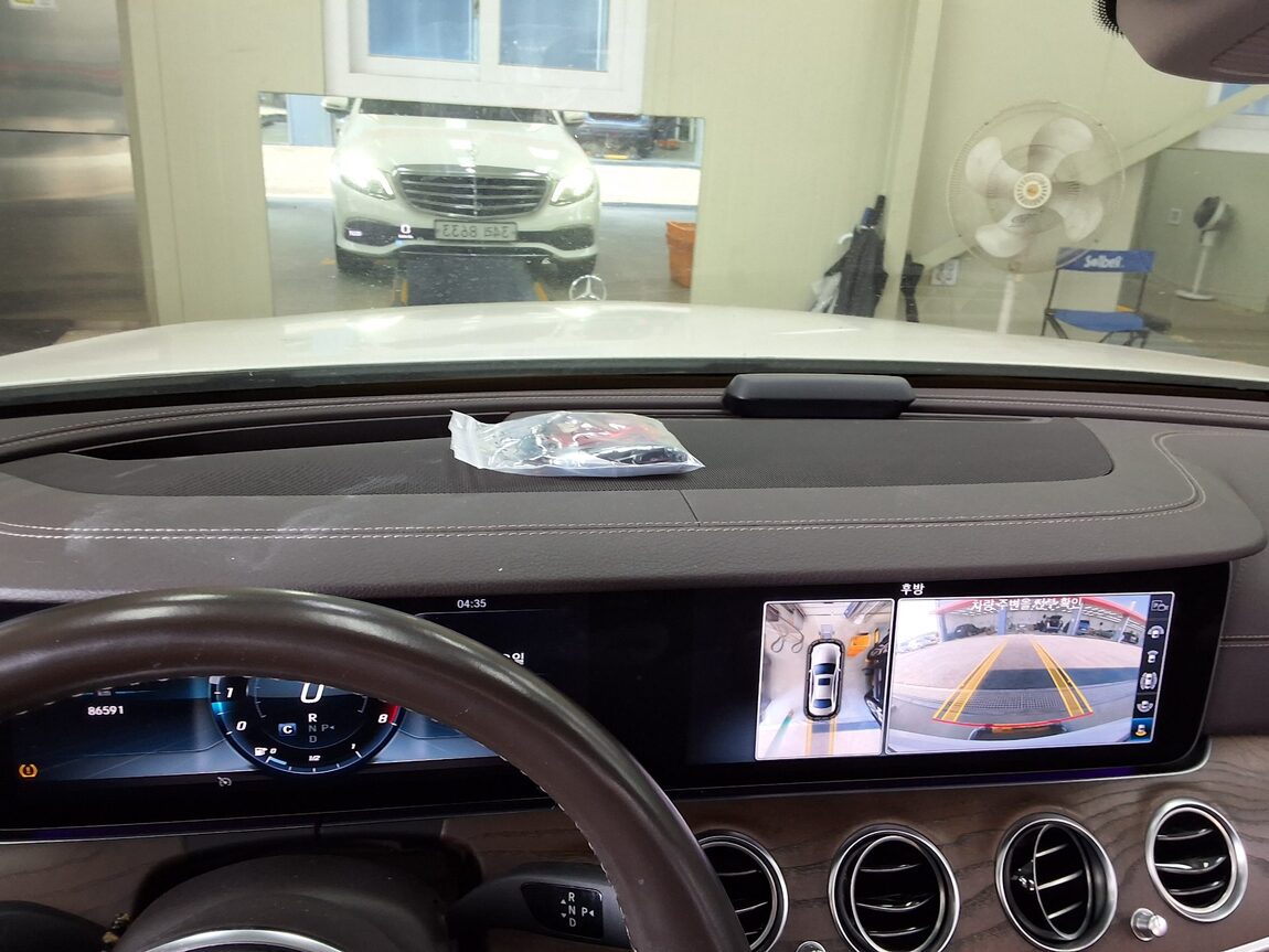 MERCEDES-BENZ E-CLASS (5TH GEN) E300 4MATIC AVANTGARDE 2019 - zdjęcie 25