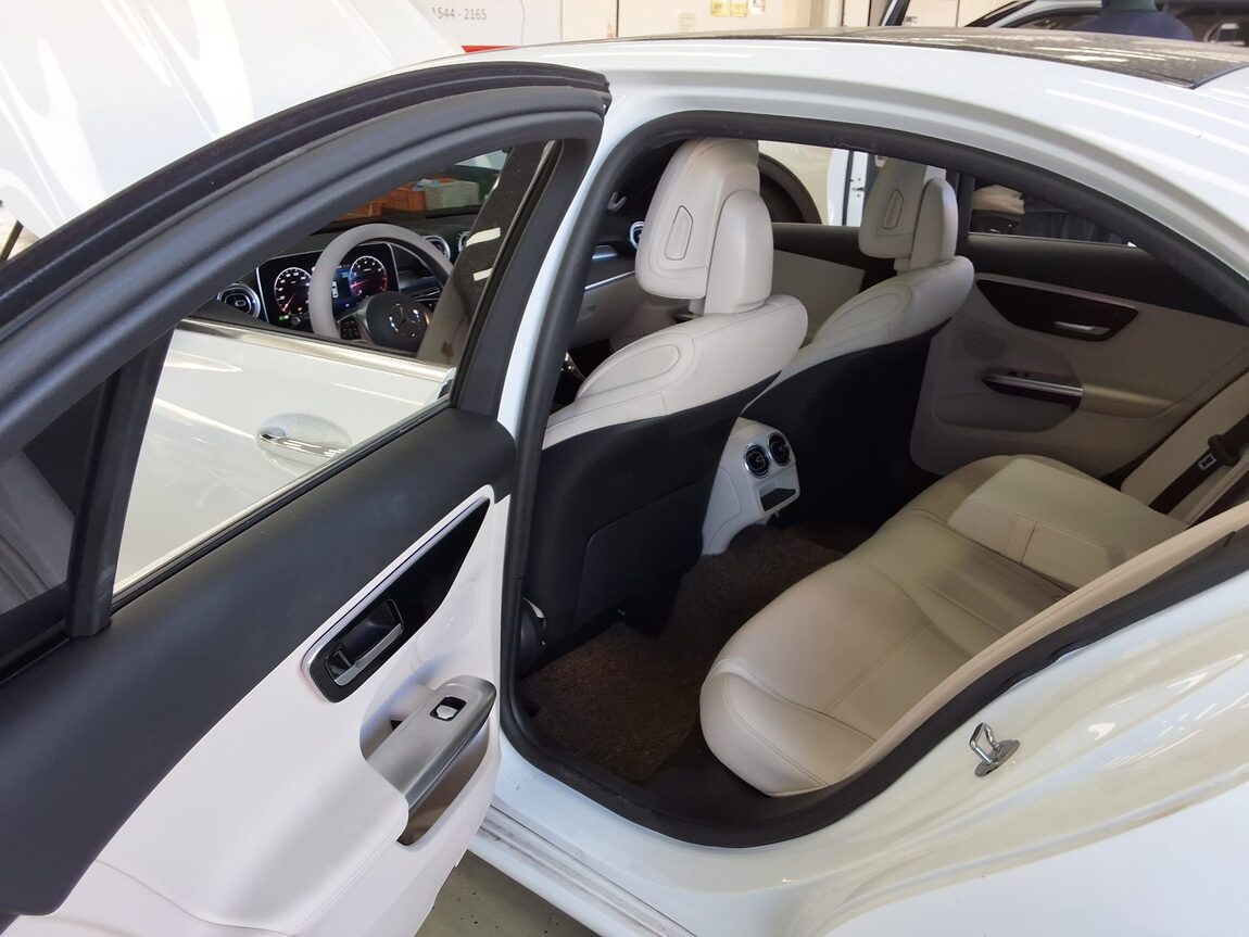 MERCEDES-BENZ C-CLASS (5TH GEN) C300 4MATIC AVANTGARDE 2023 - zdjęcie 12