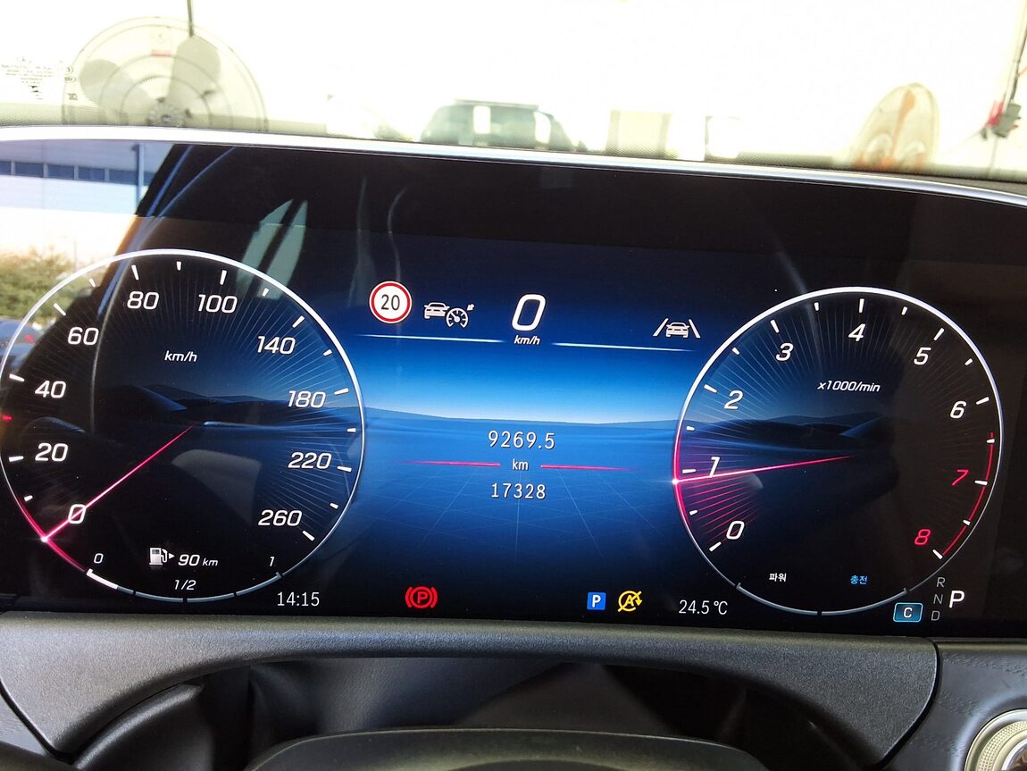 MERCEDES-BENZ E-CLASS (6TH GEN) E200 AVANTGARDE 2024 - zdjęcie 9