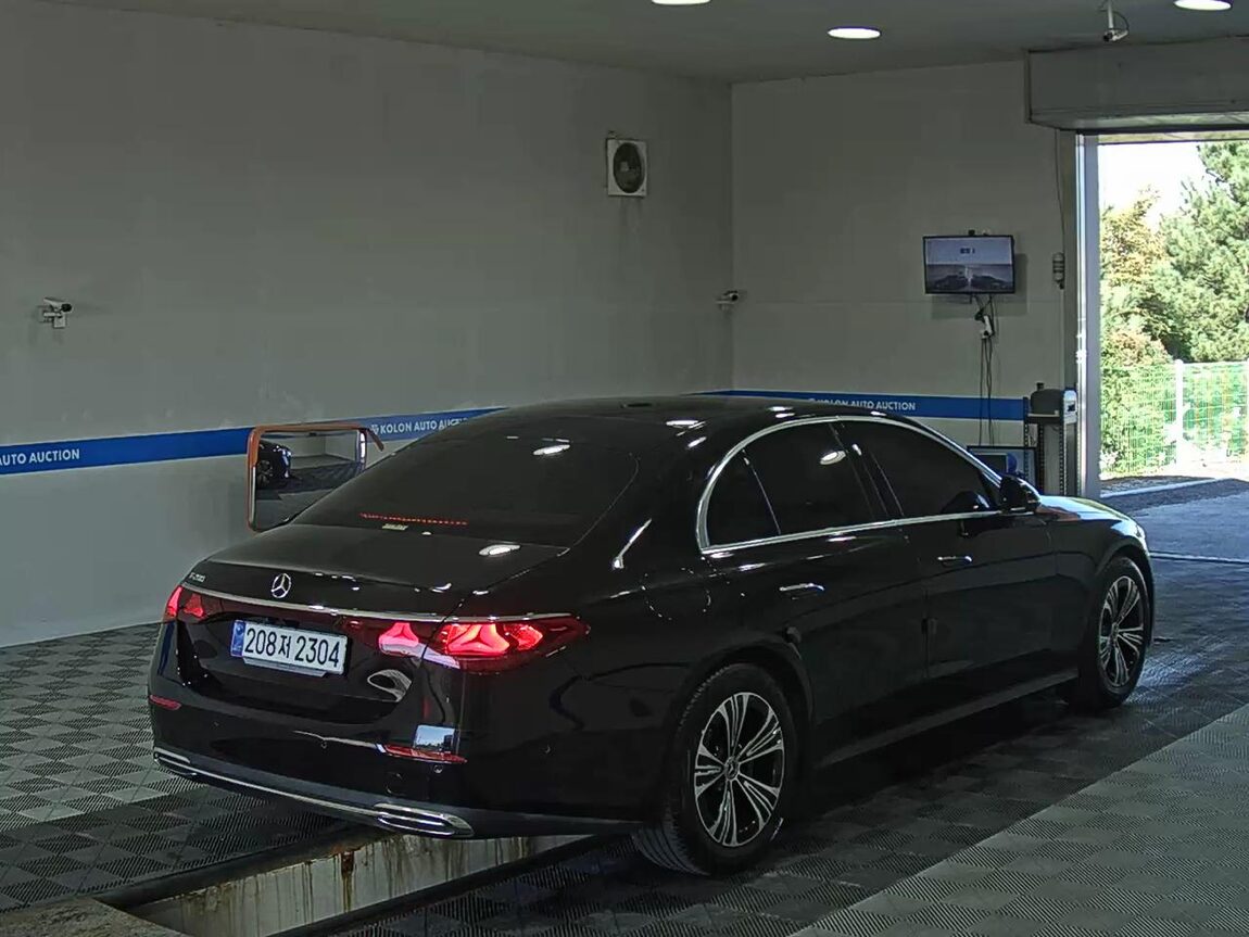 MERCEDES-BENZ E-CLASS (6TH GEN) E200 AVANTGARDE 2024 - zdjęcie 5