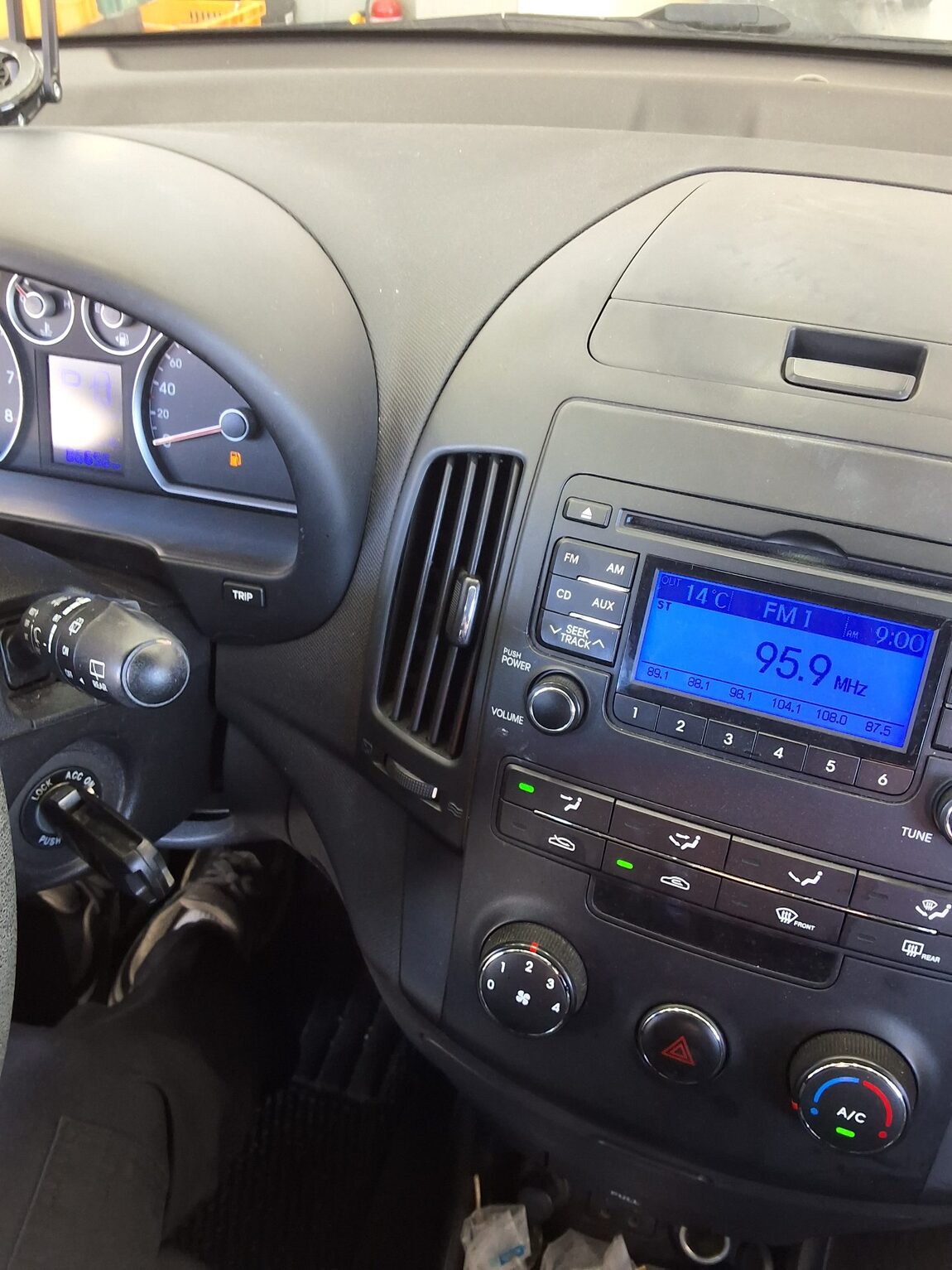 HYUNDAI i30 1.6 VVT DELUXE 2009 - zdjęcie 17