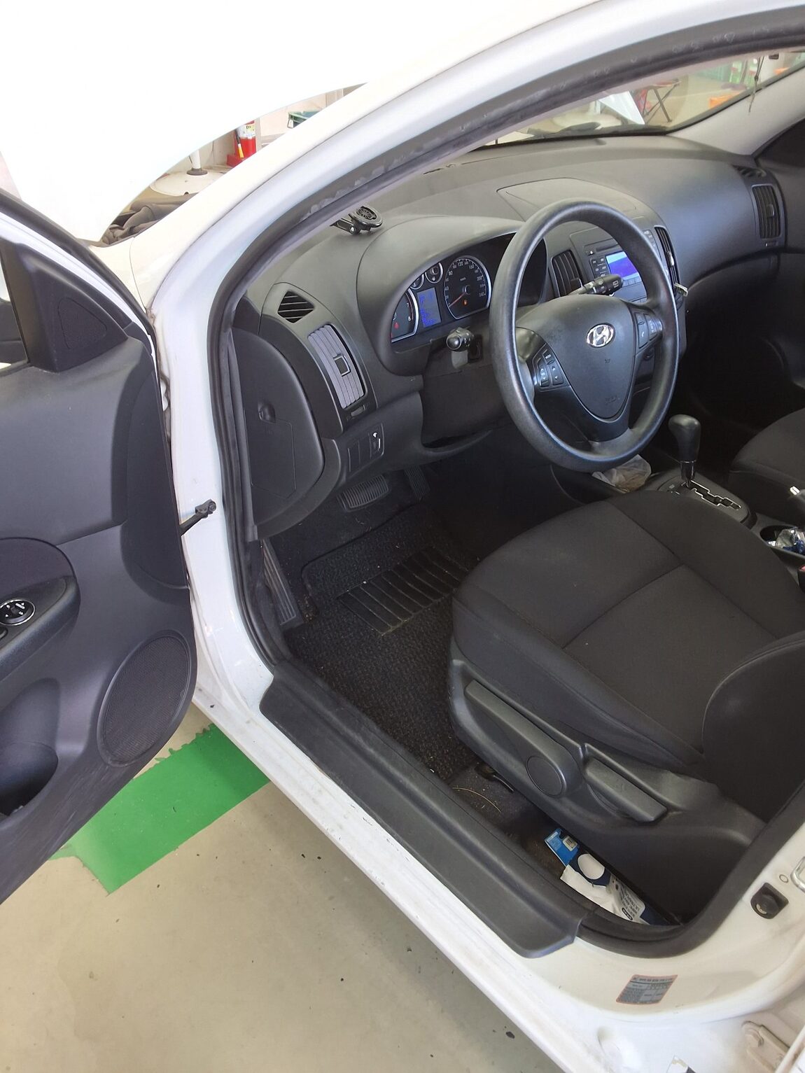 HYUNDAI i30 1.6 VVT DELUXE 2009 - zdjęcie 10