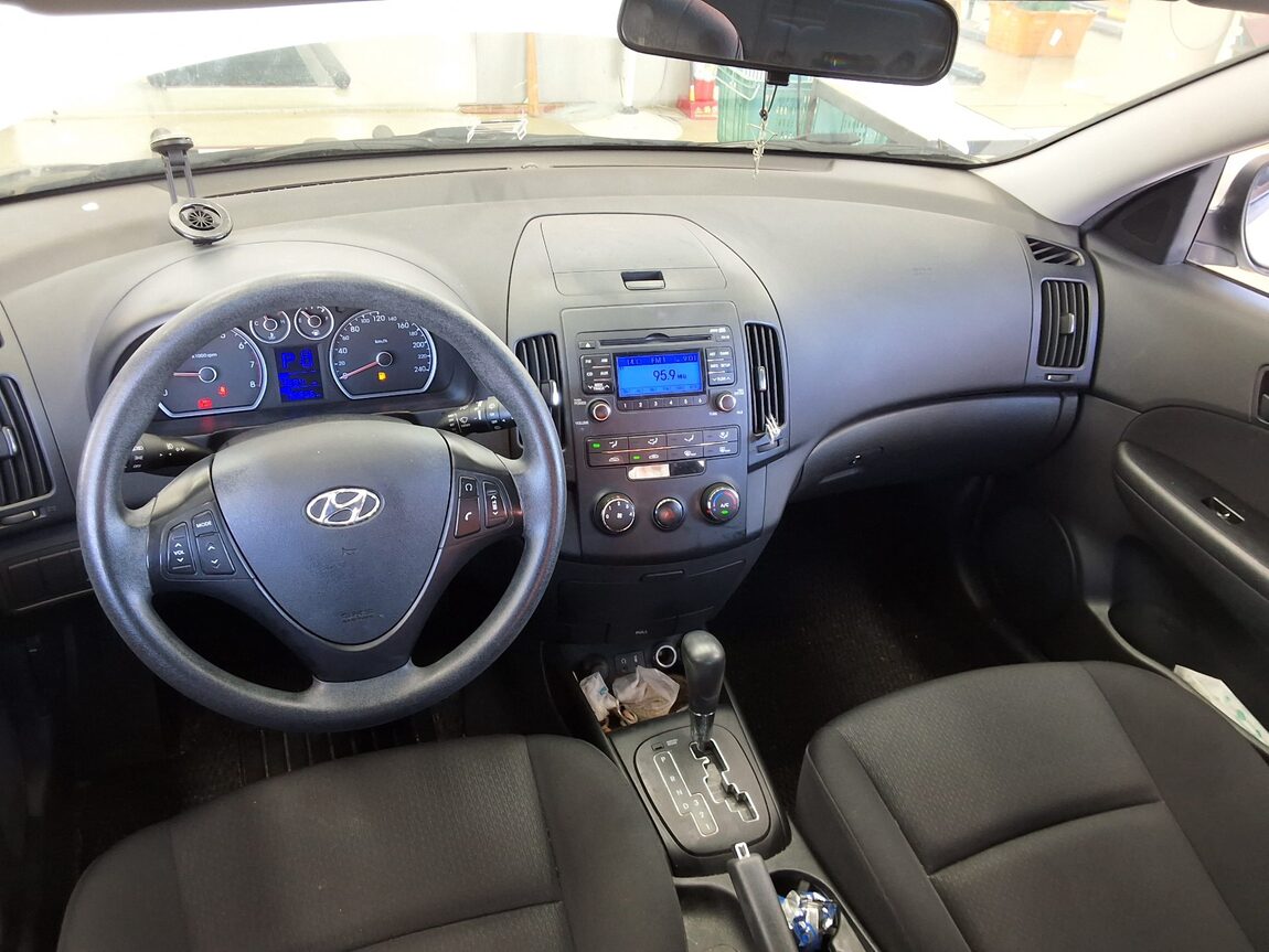 HYUNDAI i30 1.6 VVT DELUXE 2009 - zdjęcie 11