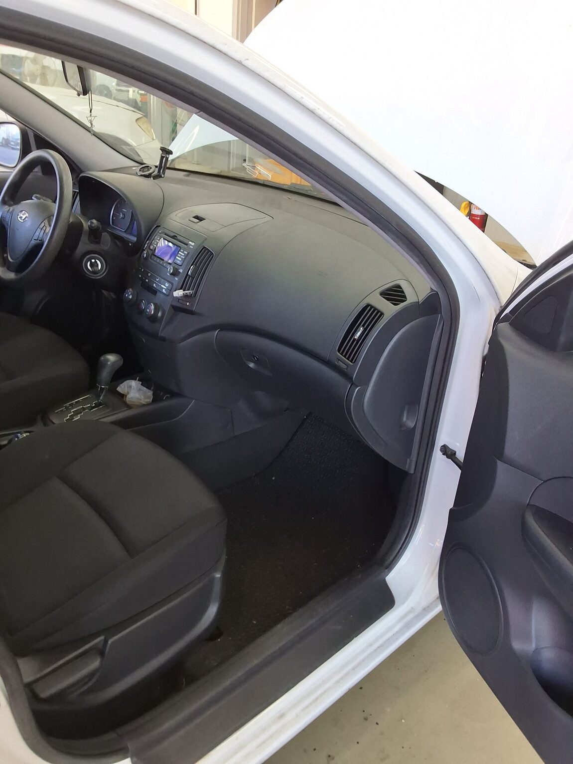HYUNDAI i30 1.6 VVT DELUXE 2009 - zdjęcie 14