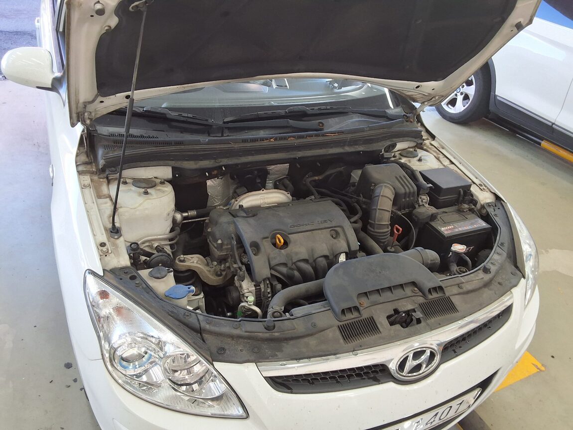 HYUNDAI i30 1.6 VVT DELUXE 2009 - zdjęcie 18