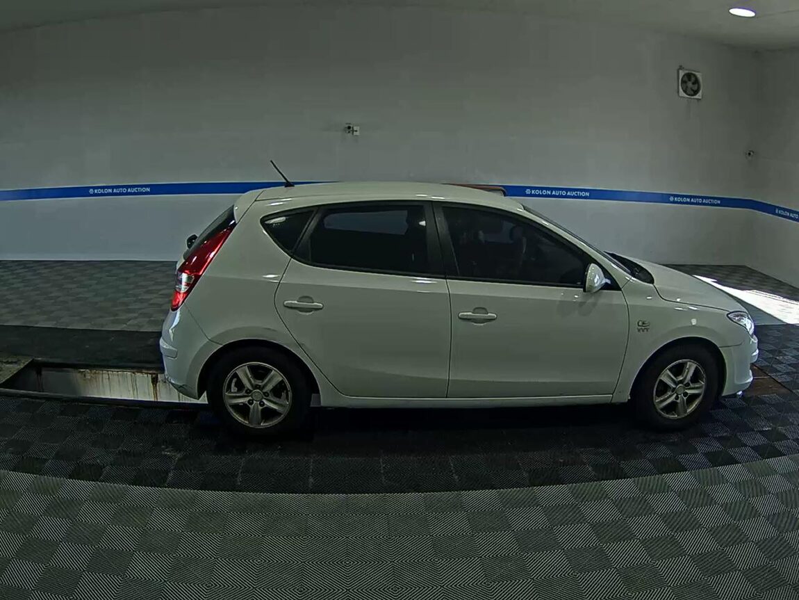 HYUNDAI i30 1.6 VVT DELUXE 2009 - zdjęcie 4