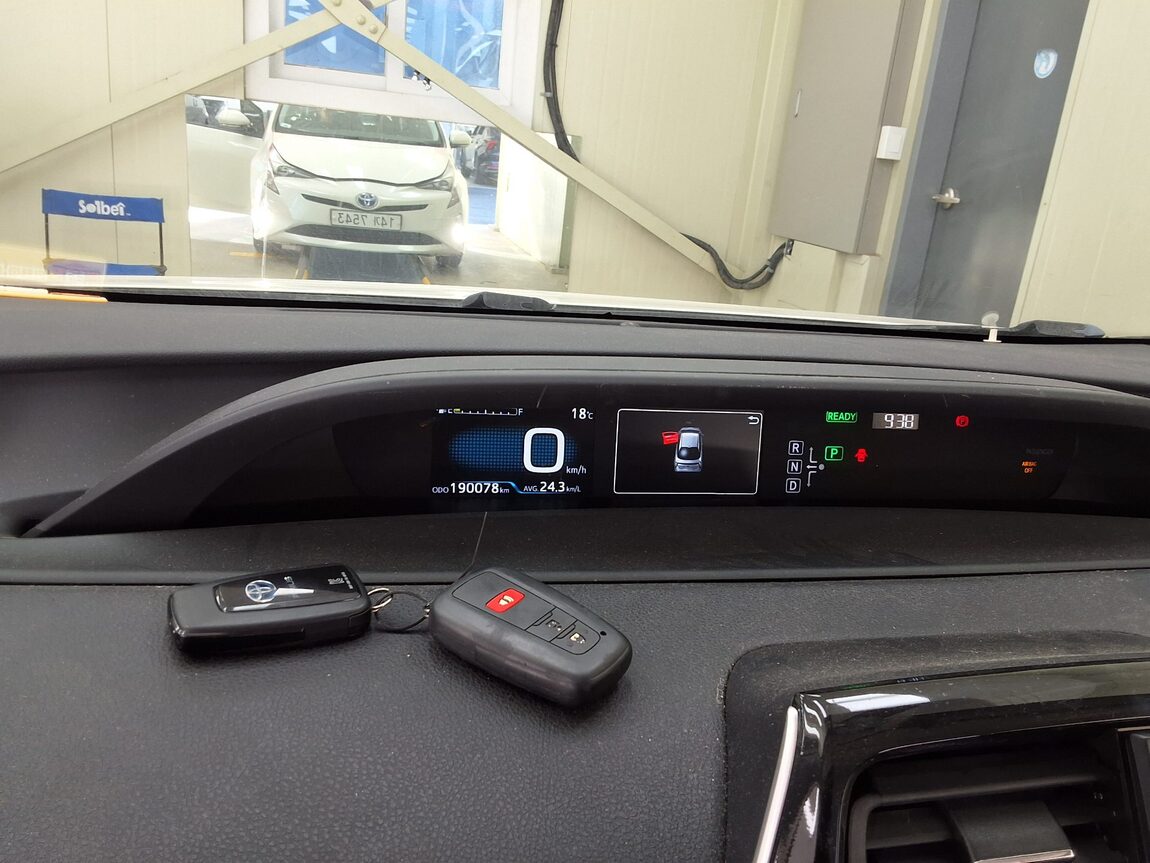 TOYOTA PRIUS (4TH GEN) 1.8 E 2018 - zdjęcie 10
