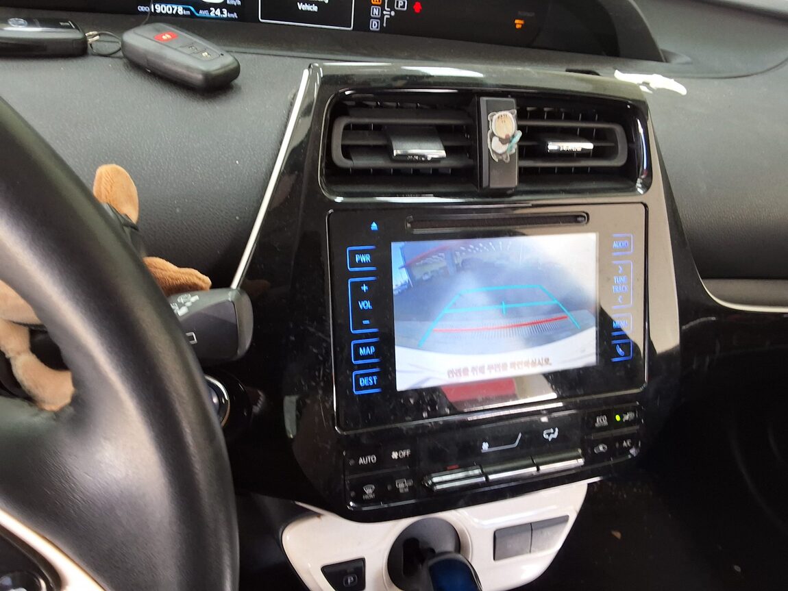 TOYOTA PRIUS (4TH GEN) 1.8 E 2018 - zdjęcie 24