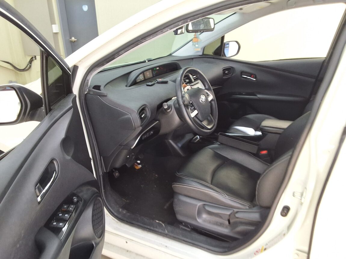 TOYOTA PRIUS (4TH GEN) 1.8 E 2018 - zdjęcie 11