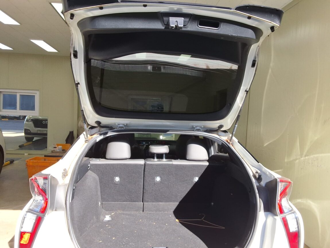 TOYOTA PRIUS (4TH GEN) 1.8 E 2018 - zdjęcie 16