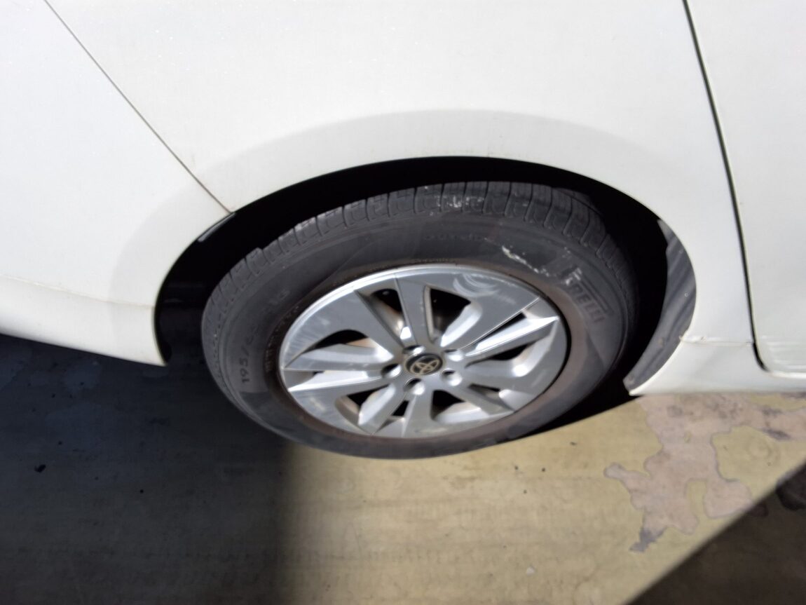 TOYOTA PRIUS (4TH GEN) 1.8 E 2018 - zdjęcie 21