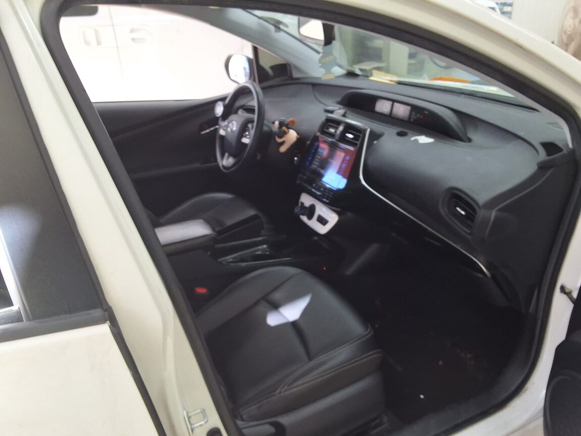 TOYOTA PRIUS (4TH GEN) 1.8 E 2018 - zdjęcie 15