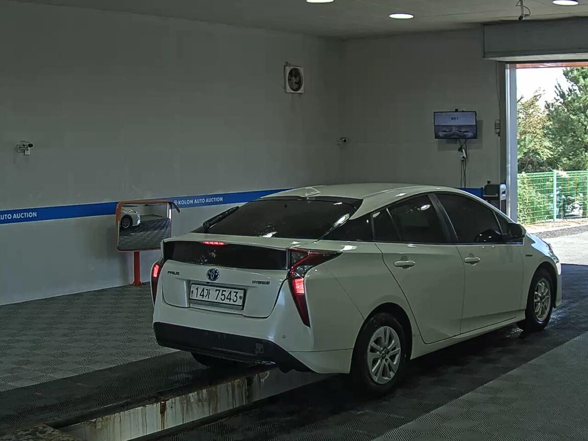 TOYOTA PRIUS (4TH GEN) 1.8 E 2018 - zdjęcie 5