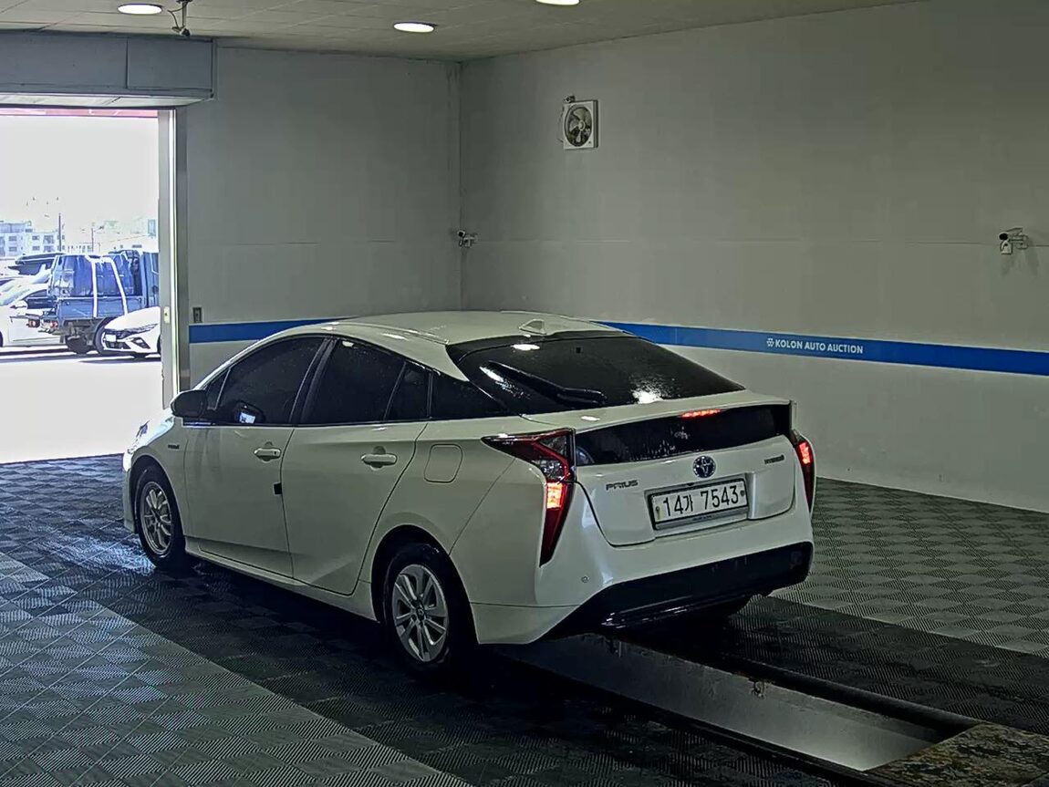 TOYOTA PRIUS (4TH GEN) 1.8 E 2018 - zdjęcie 6
