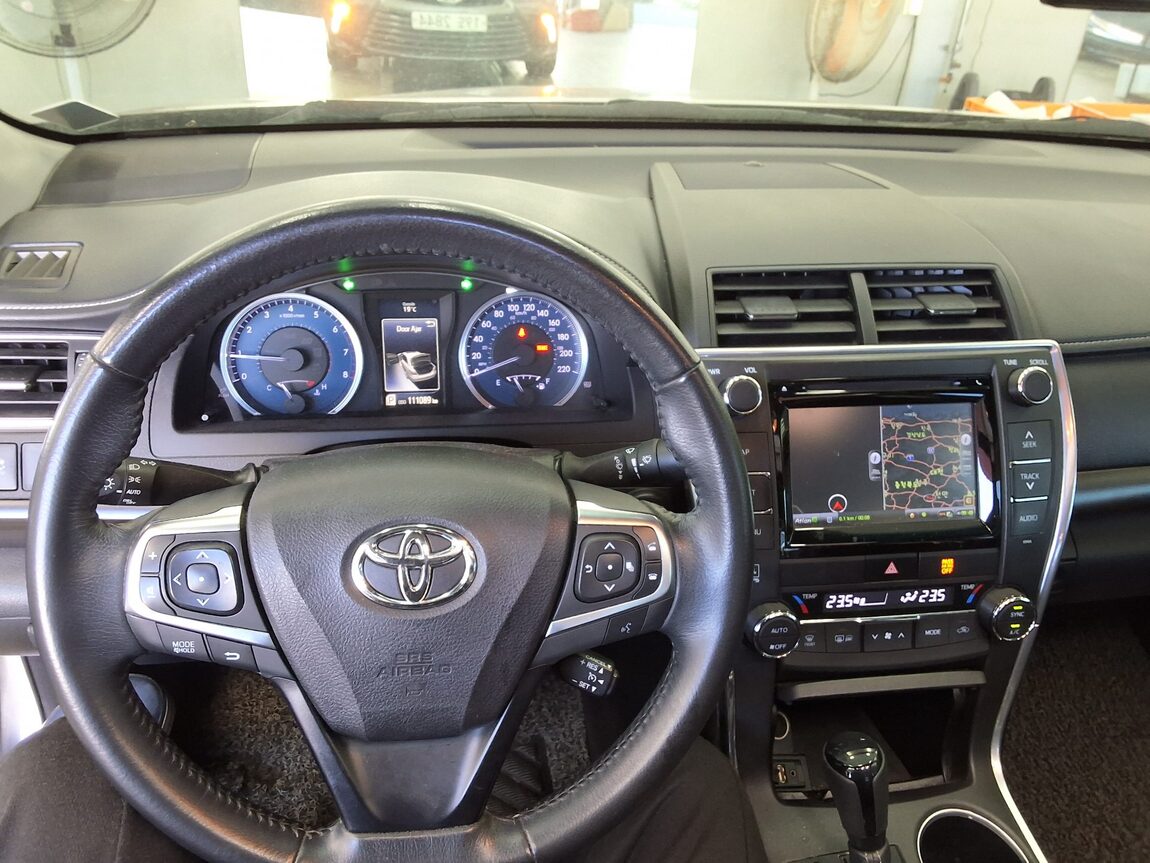 TOYOTA CAMRY (9TH GEN) 2.5 XLE 2016 - zdjęcie 17