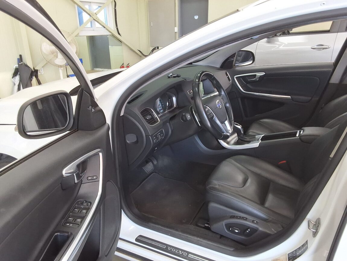VOLVO V60 D2 2015 - zdjęcie 11