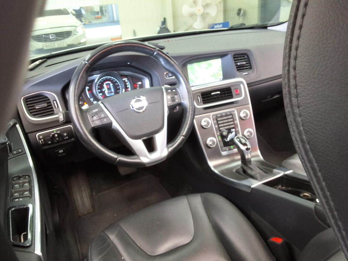 VOLVO V60 D2 2015 - zdjęcie 12