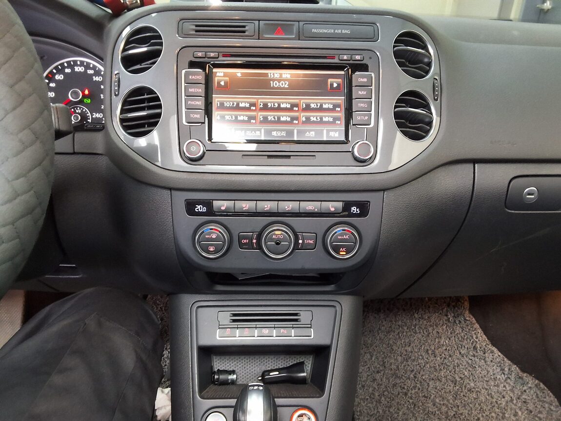 VOLKSWAGEN TIGUAN 2.0 TDI BLUEMOTION PREMIUM 2016 - zdjęcie 24