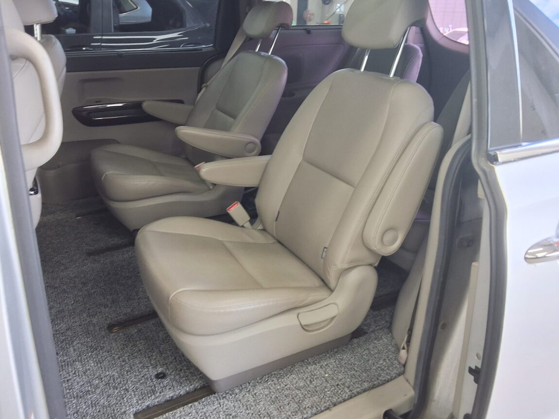 KIA ALL NEW CARNIVAL 9-SEATER DIESEL PRESTIGE 2015 - zdjęcie 12