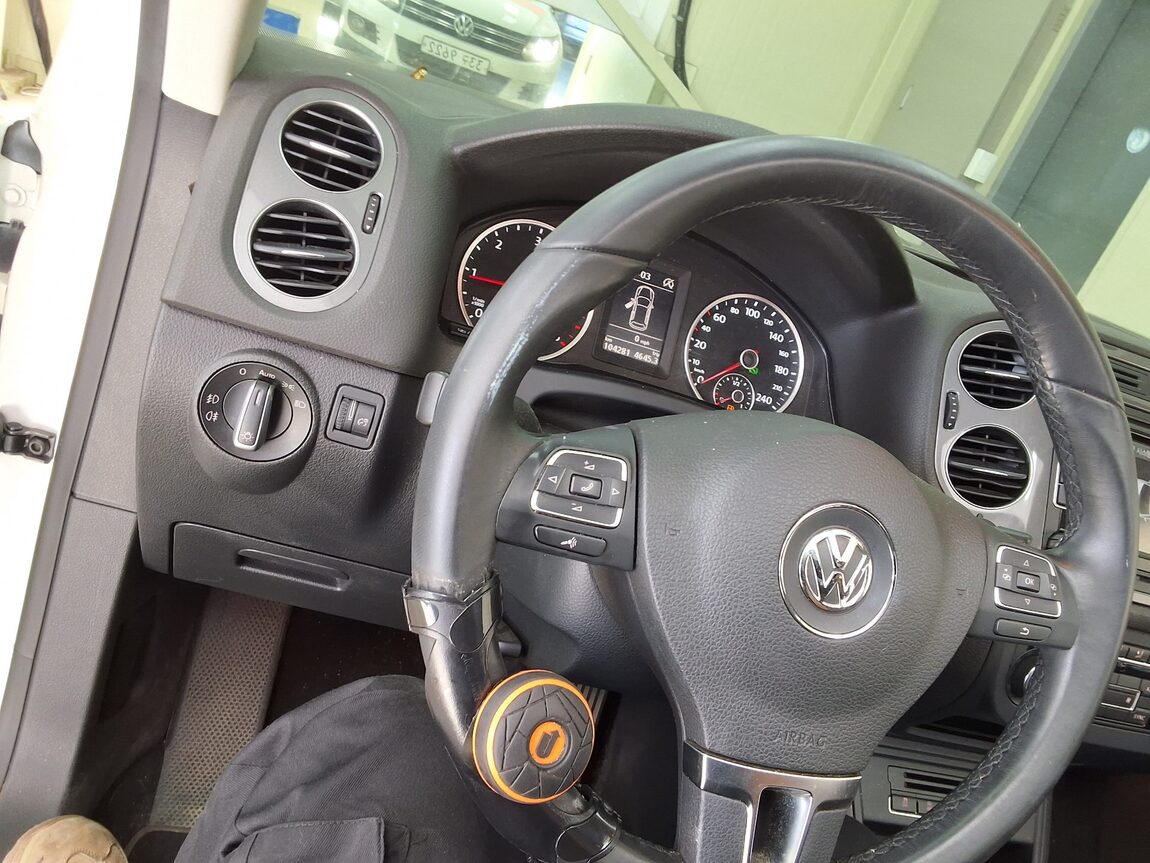 VOLKSWAGEN TIGUAN 2.0 TDI BLUEMOTION PREMIUM 2015 - zdjęcie 23