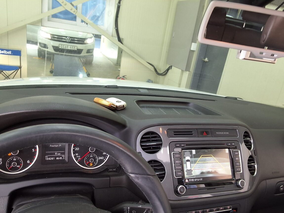 VOLKSWAGEN TIGUAN 2.0 TDI BLUEMOTION PREMIUM 2015 - zdjęcie 25