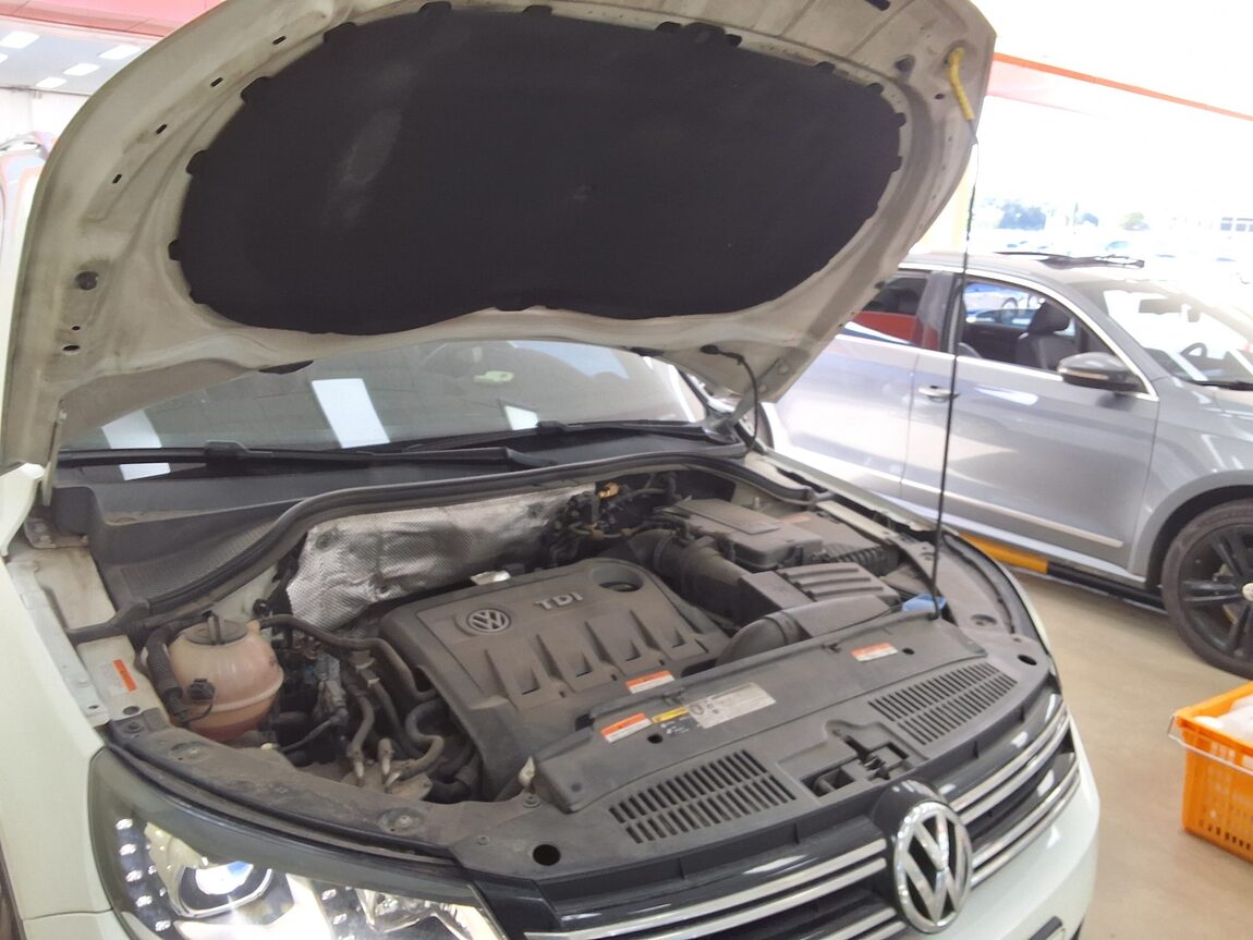 VOLKSWAGEN TIGUAN 2.0 TDI BLUEMOTION PREMIUM 2015 - zdjęcie 18