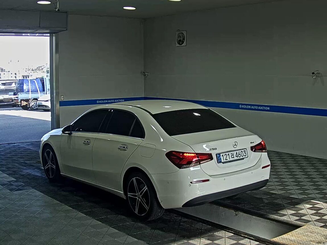 MERCEDES-BENZ A-CLASS (4TH GEN) A250 4MATIC SEDAN 2020 - zdjęcie 6