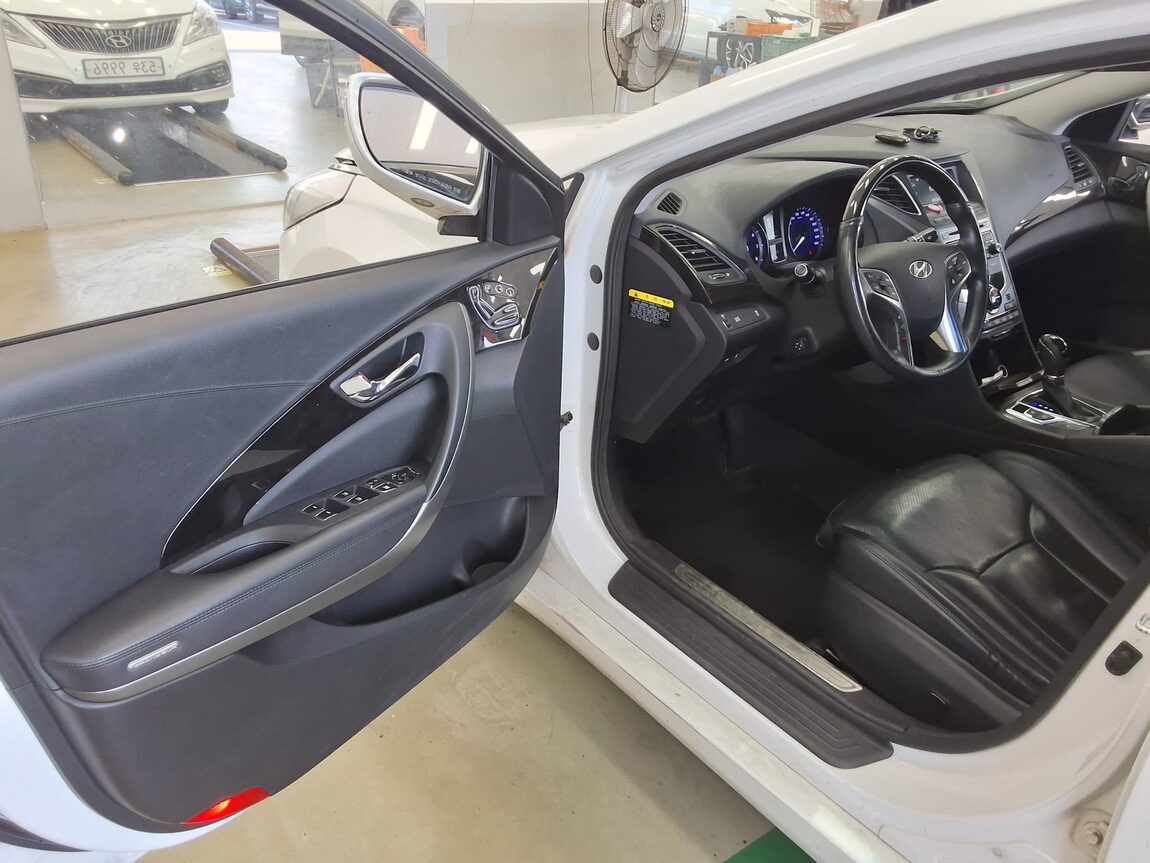 HYUNDAI GRANDEUR HG HG 240 MODERN 2016 - zdjęcie 10